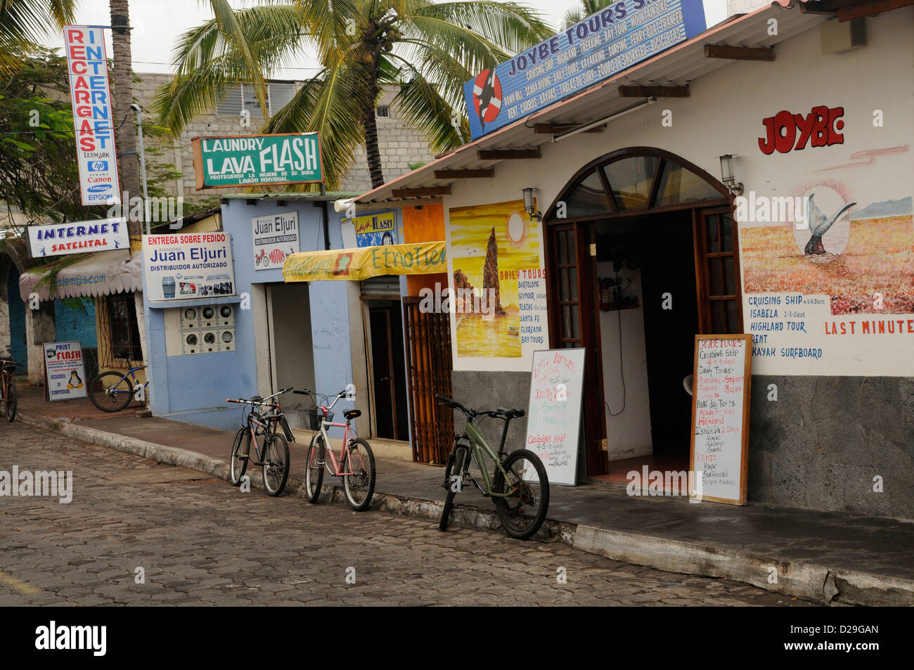 Ecuador, Galapagos-Inseln, Puerto Ayora, Fahrräder, Geschäfte, Schilder Stockfoto