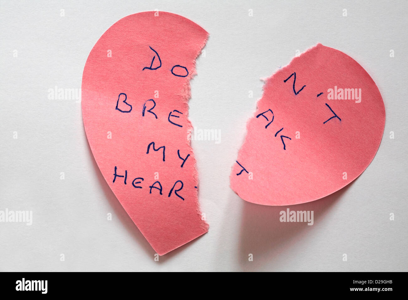 Untröstlich - Nachricht auf mein Herz zerrissen Rosa herzförmige Post it auf weißem Hintergrund isoliert geschrieben nicht brechen Stockfoto