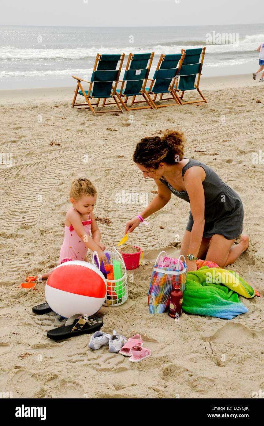 Mutter und Tochter spielen im Sand am Strand. Corrolla, North Carolina. Stockfoto