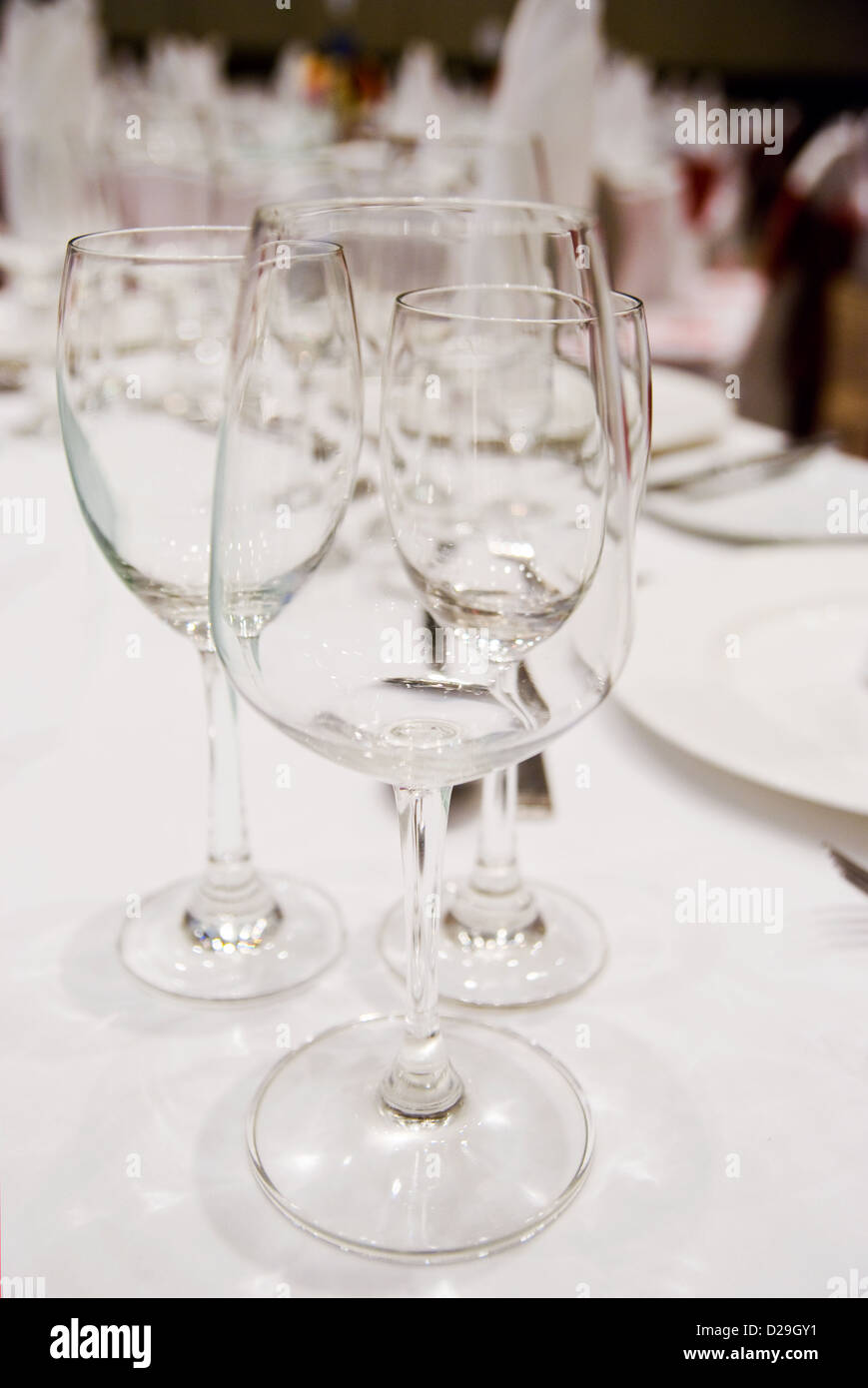 Gläser an einem Party-Tisch Stockfoto