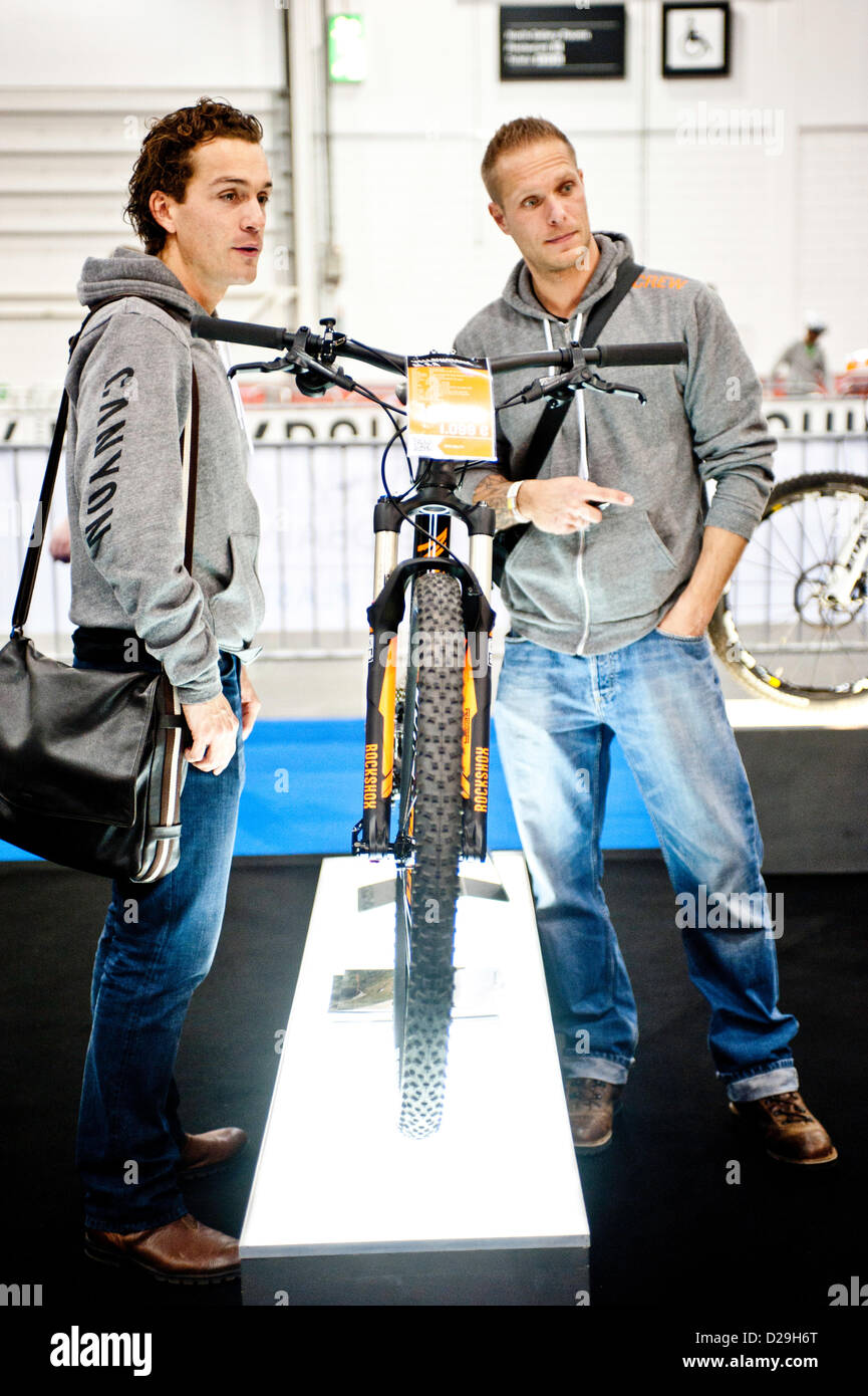 London, UK - 17. Januar 2013: Besucher bei der London-Bike show 2013 im Excel. Stockfoto