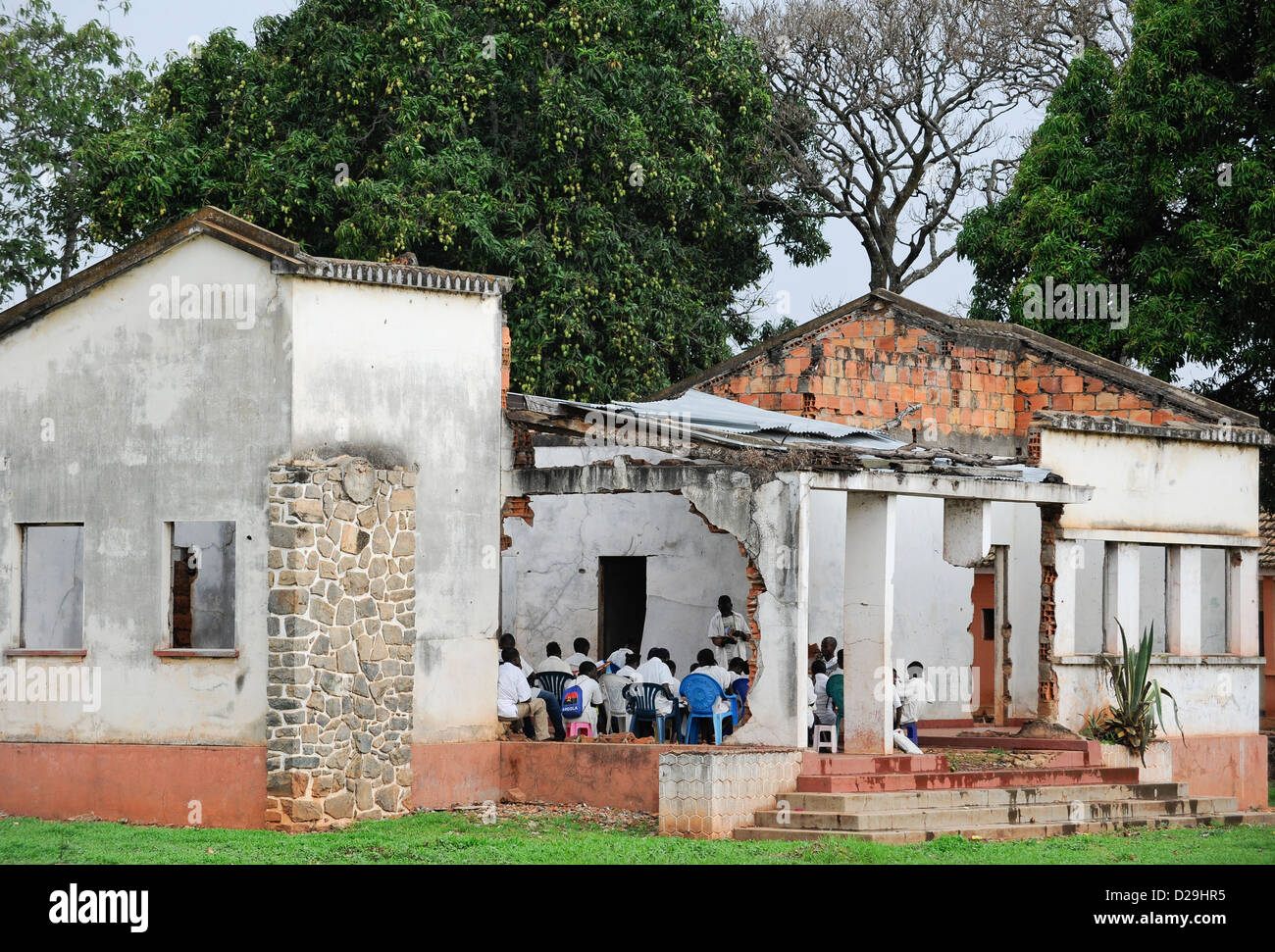 ANGOLA Kwanza Sul, Kinder während des Bürgerkrieges zerstörten Schulgebäude im Dorf Sao Pedro, wegen Korruption gibt es keine Mittel von der Regierung für den Wiederaufbau Stockfoto