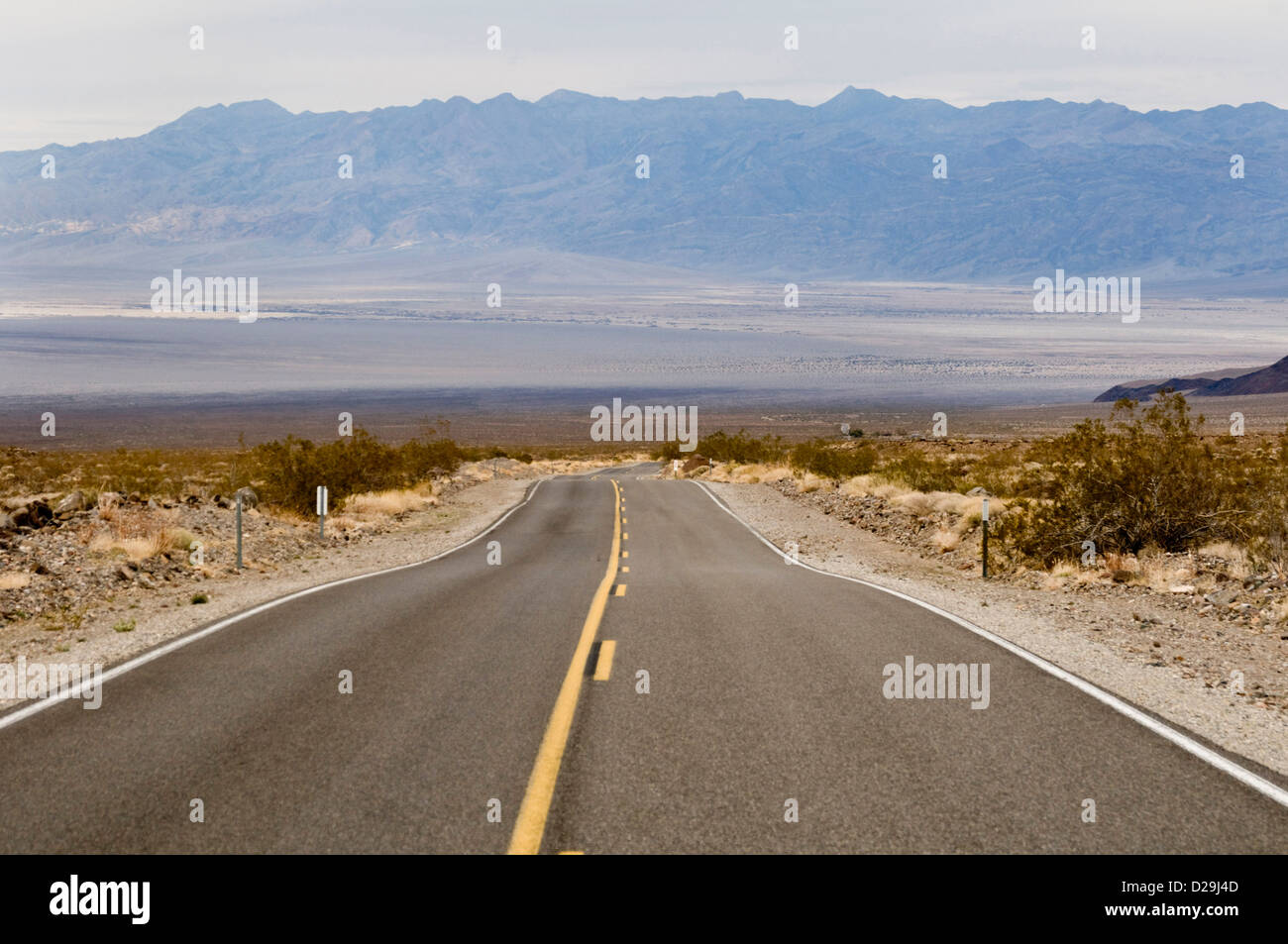 Einsame Landstraße, Death Valley Stockfoto