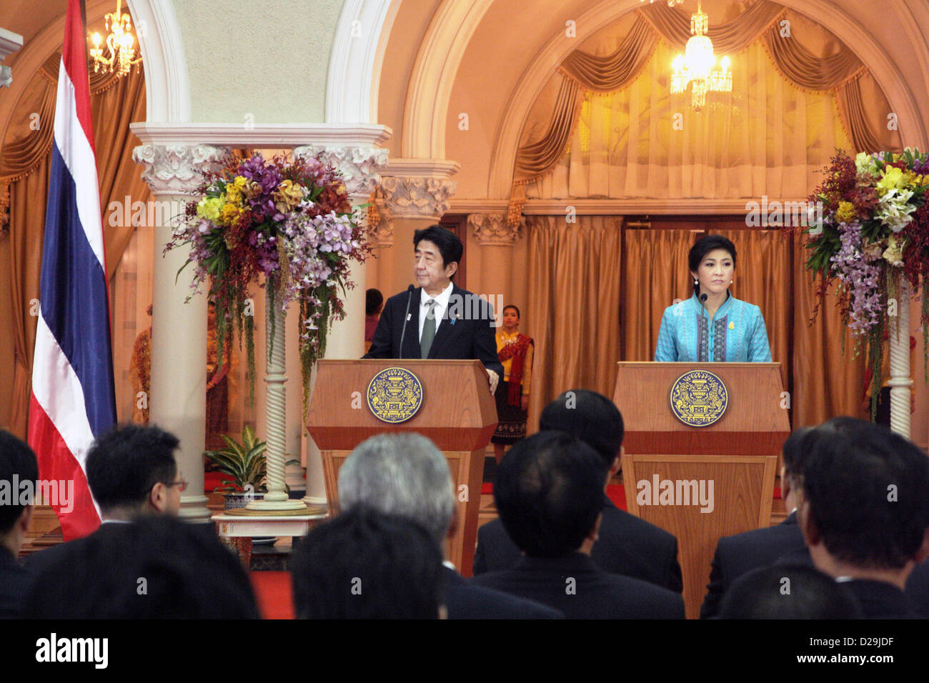 17. Januar 2013. Bangkok, Thailand. Shinzo Abe, Japans Premierminister und Yingluck Shinawatra, Thailands Premierminister während einer Pressekonferenz am Government House. Abe wird erste japanische Premierminister nach Thailand in 11 Jahren zu besuchen. Der japanische Premierminister in Thailand angekommen am Thursday.He besuchte Thai-Nichi Institute of Technology und erhielt eine Audienz bei seiner Majestät des Königs an ihre Königliche Hoheit Prinzessin Galyani Vadhana Auditorium im Siriraj Hospital vor Gesprächen mit Frau Yingluck am Government House. Stockfoto