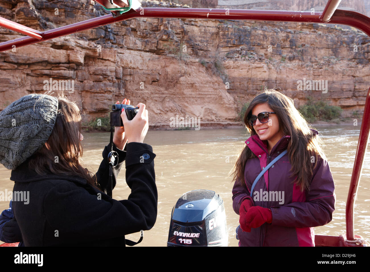 weibliche Touristen fotografieren während Boot fahren entlang des Colorado River in den Grand Canyon Arizona USA Stockfoto