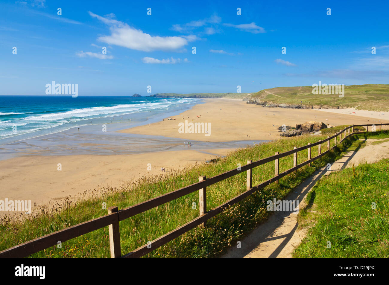 Urlauber auf der Breite lange Sandstrand von Perranporth Cornwall, England, GB, UK, EU, Europa Stockfoto
