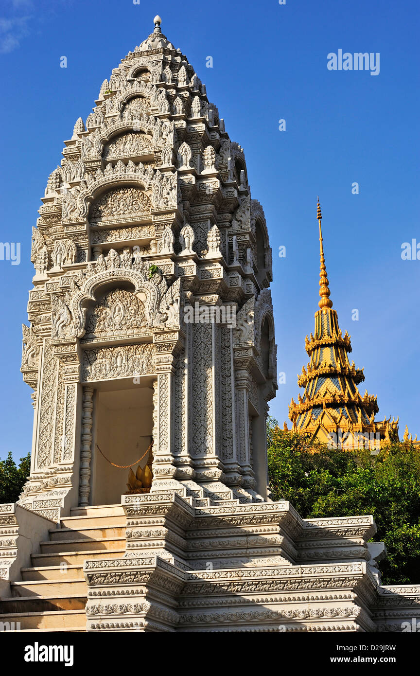 Königspalast, Phnom Penh, Kambodscha - Stupah / Denkmal auf dem Gelände Stockfoto