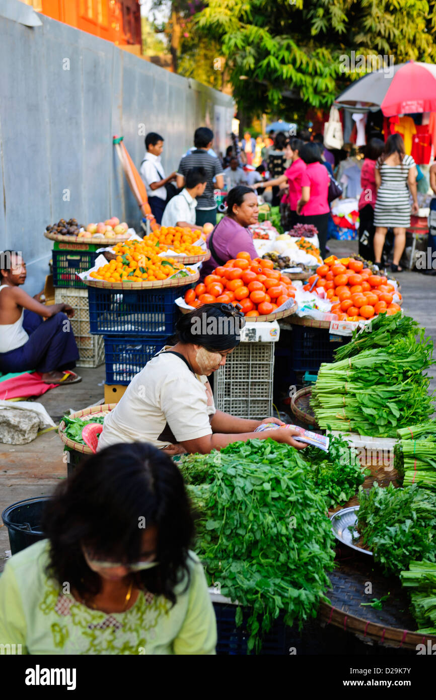 Stadtansichten, Märkte, Straßen, Papier, Print-Bezirk, Wohnungen, Gebäude, Architektur, Frauen Mönche, Yangon, Rangun, Myanmar, Burma Stockfoto