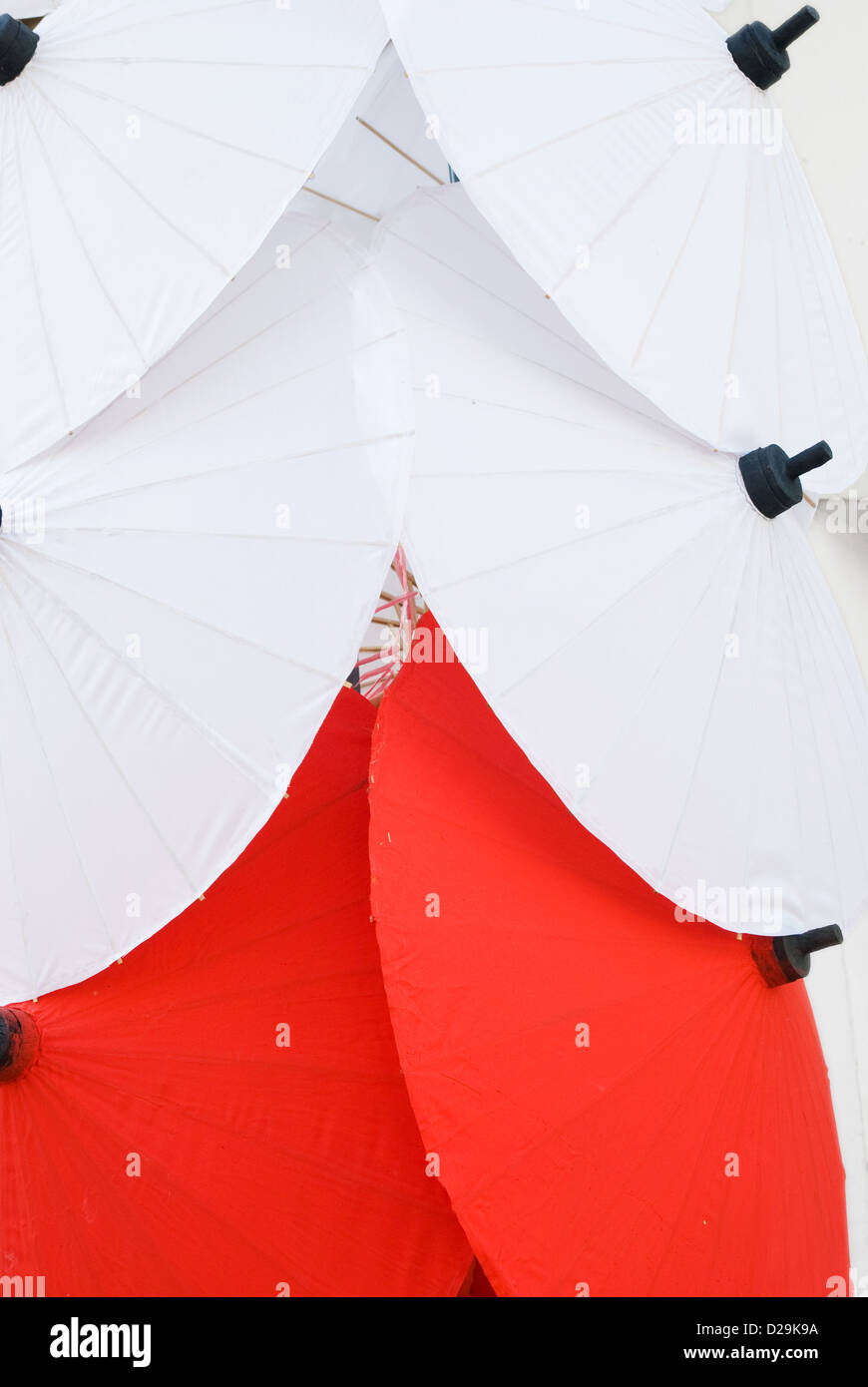 Rote und weiße traditionelle Regenschirme Stockfoto