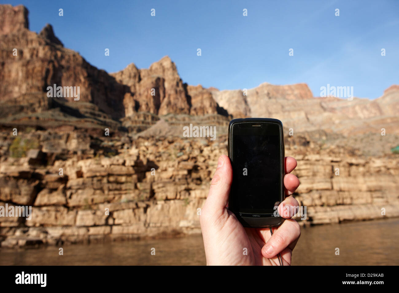 Menschen fotografieren mit Smartphone während Boot fahren entlang des Colorado River in den Grand Canyon Arizona USA Stockfoto