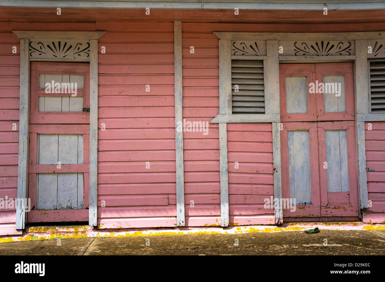Rosa Häuser in der Otra Banda Stadt, Provinz La Altagracia, Dominikanische Republik Stockfoto