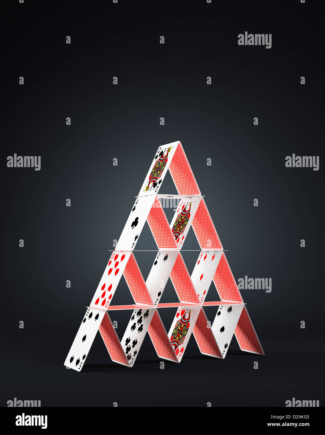 House Of Cards auf schwarzem Hintergrund Stockfoto