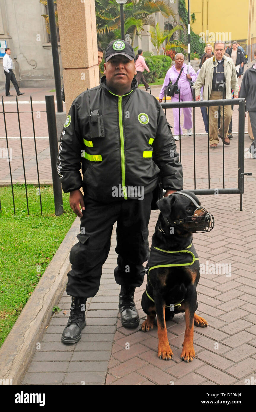 Polizist und k-9 Polizeihund, Lima, Peru Stockfoto