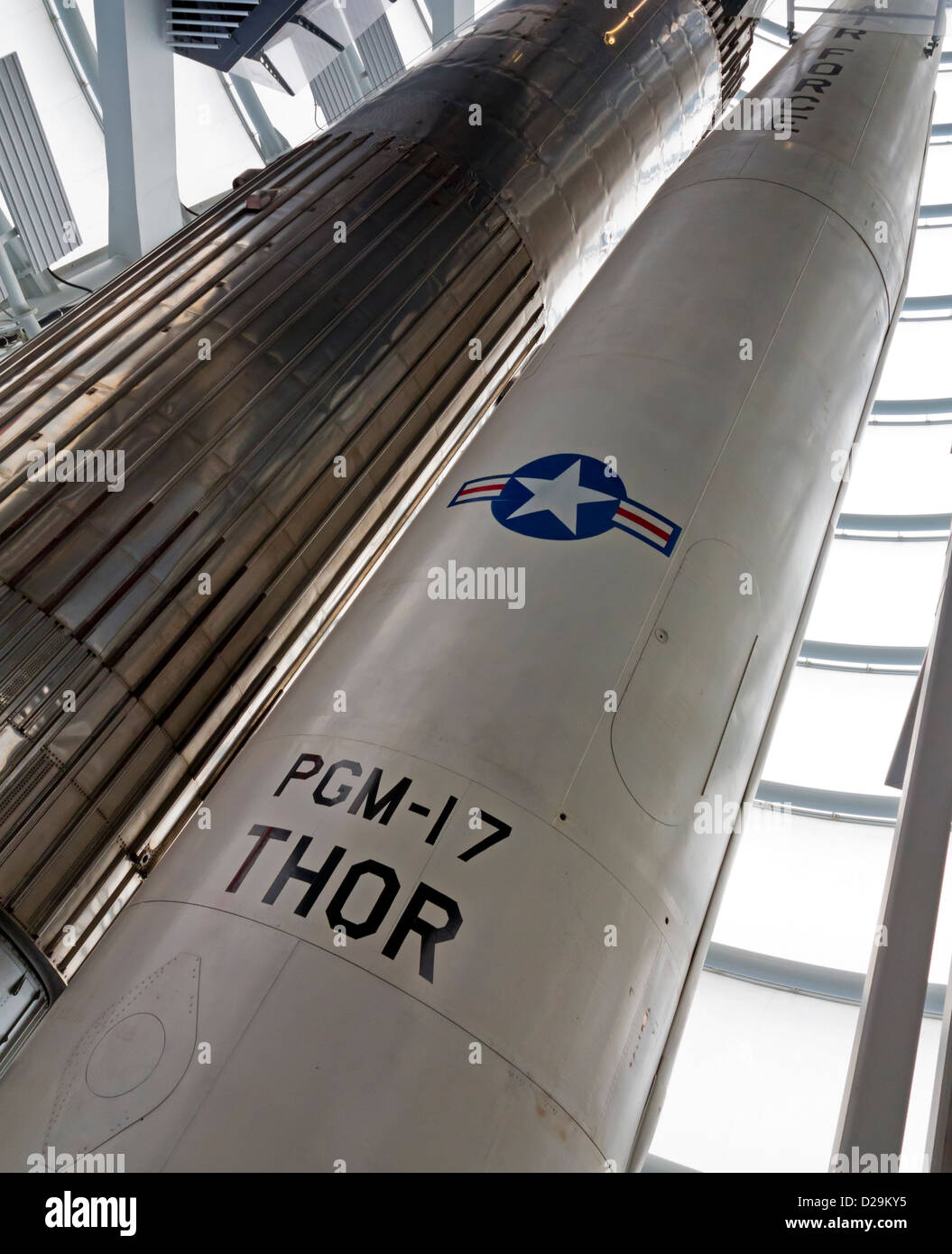 Thor und Blue Streak Raketen auf dem Rocket-Turm an der National Space Centre als Wissenschaft Besucherattraktion Leicester England UK Stockfoto