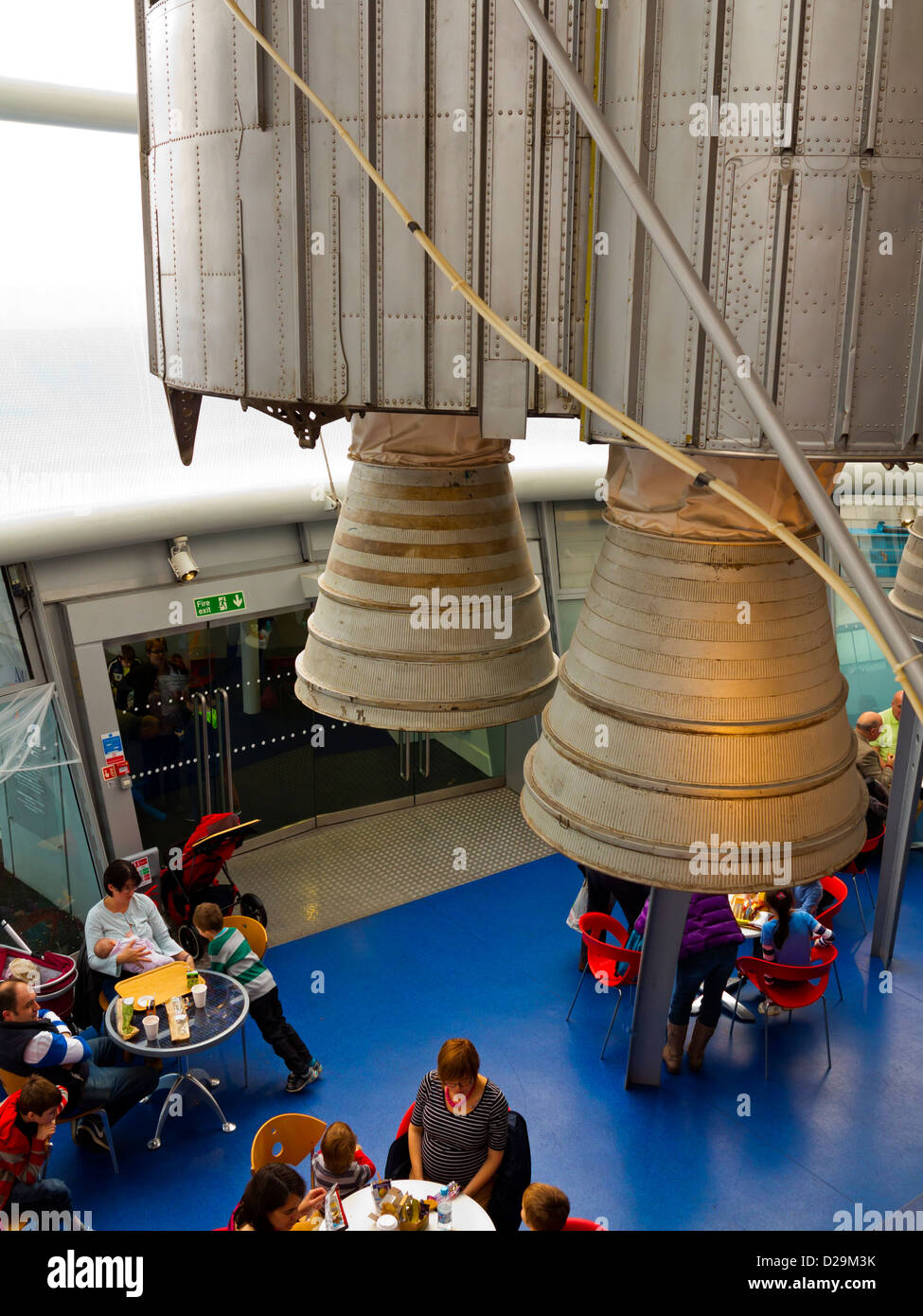 Besucher Essen im Café unter eine Rakete auf das National Space Centre-Wissenschaft und Technik-Museum in Leicester England UK Stockfoto