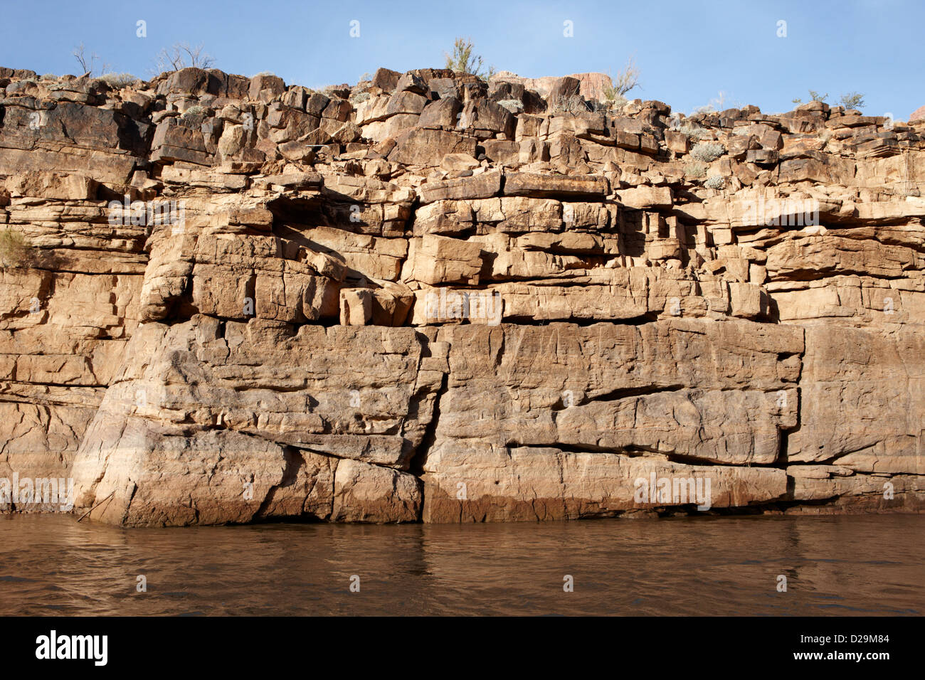 Gesteinsschichten am Ufer des Colorado River unten den Grand Canyon Arizona USA Stockfoto