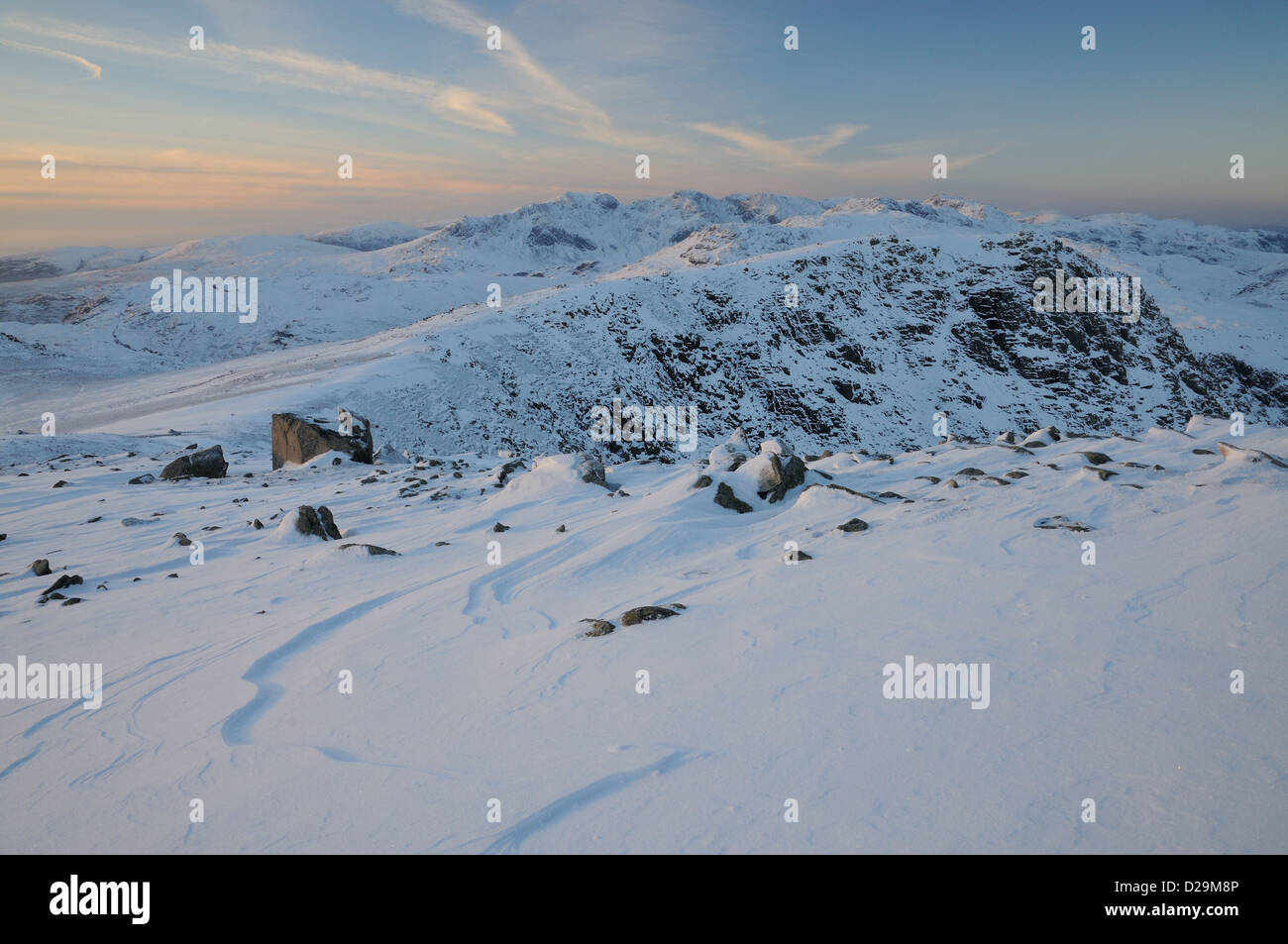 Wind geformt Schnee auf dem Gipfel des Wirbel-wie im Winter im englischen Lake District Stockfoto