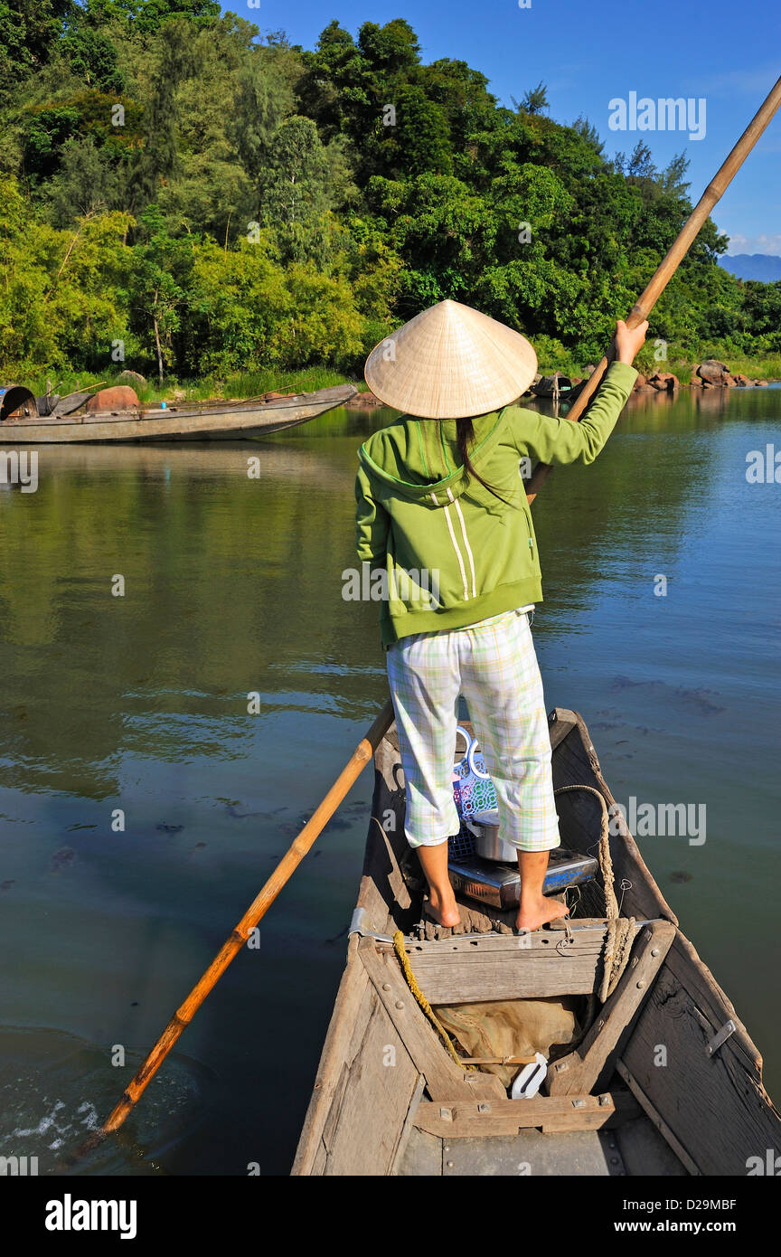 Frau paddeln ihr Boot auf Phu Loc Laguna See, Vietnam Stockfoto