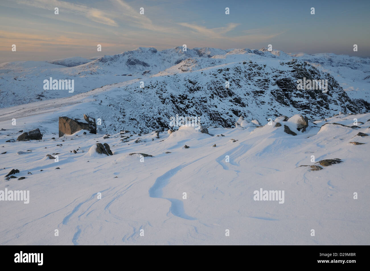 Wind geformt Schnee auf dem Gipfel des Wirbel-wie im Winter im englischen Lake District Stockfoto