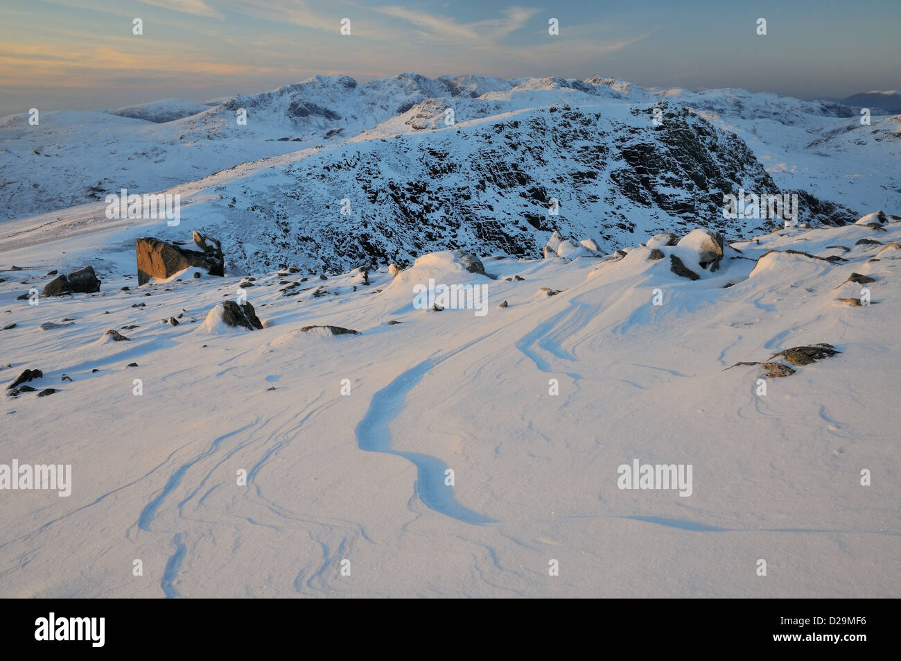 Wind geformt Schnee auf dem Gipfel des Wirbel-wie im Winter im englischen Lake District Stockfoto