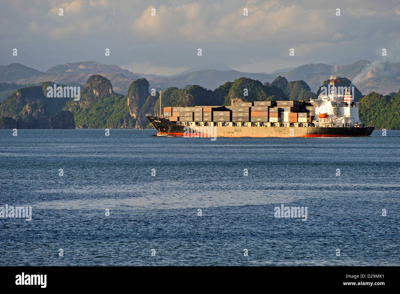 Containerschiff im Halong Bucht, Vietnam Stockfoto