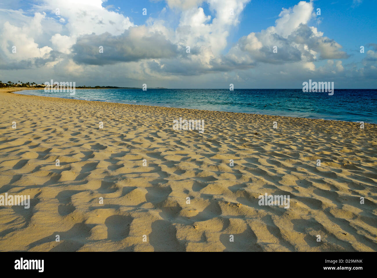 Sonnenaufgang am Strand auf der tropischen Insel Punta Cana, Dominikanische Republik, Karibik Stockfoto