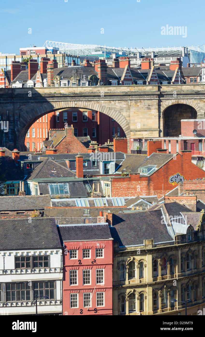 Blick über Kai Gebäude und Eisenbahnbrücke in Richtung Newcastle Fußballstadion. Newcastle Upon Tyne, England, Vereinigtes Königreich Stockfoto