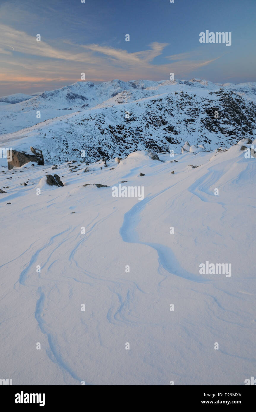 Muster in den Schnee auf dem Gipfel des Wirbel-wie im englischen Lake District. Scafell Pike im Hintergrund Stockfoto