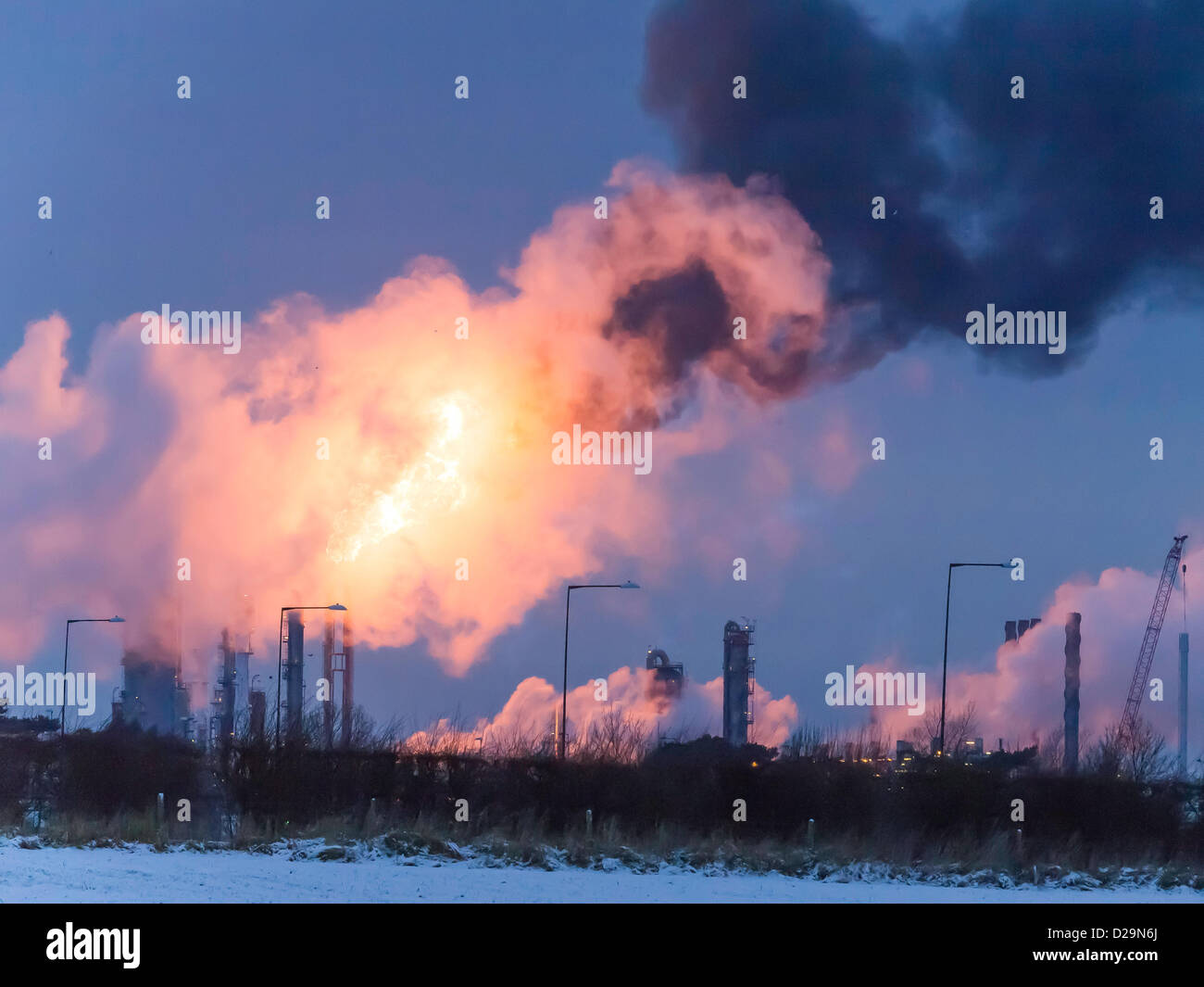 Eine Riesige Fackel Wird Aus Der Olefine 6 Cracker Pflanze Im Besitz Von Sabic In Wilton Ort In Redcar Teesside Uk Gesehen Dies Ist Eine Notwendige Sicherheitsmassnahme Wahrend Herunterfahren Nach Unten Die