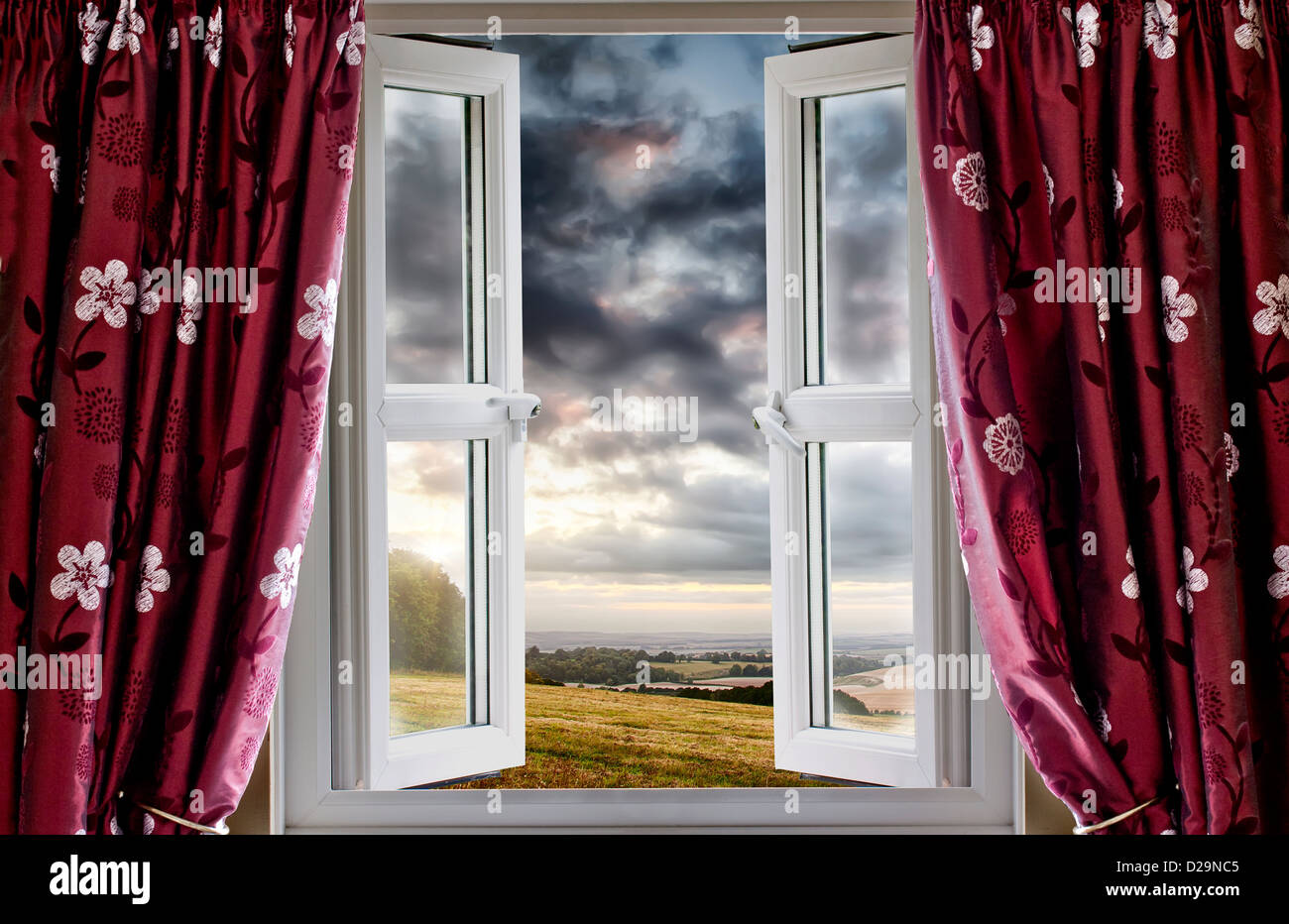 Geöffnetes Fenster auf Landschaft Felder und Wolken Stockfoto