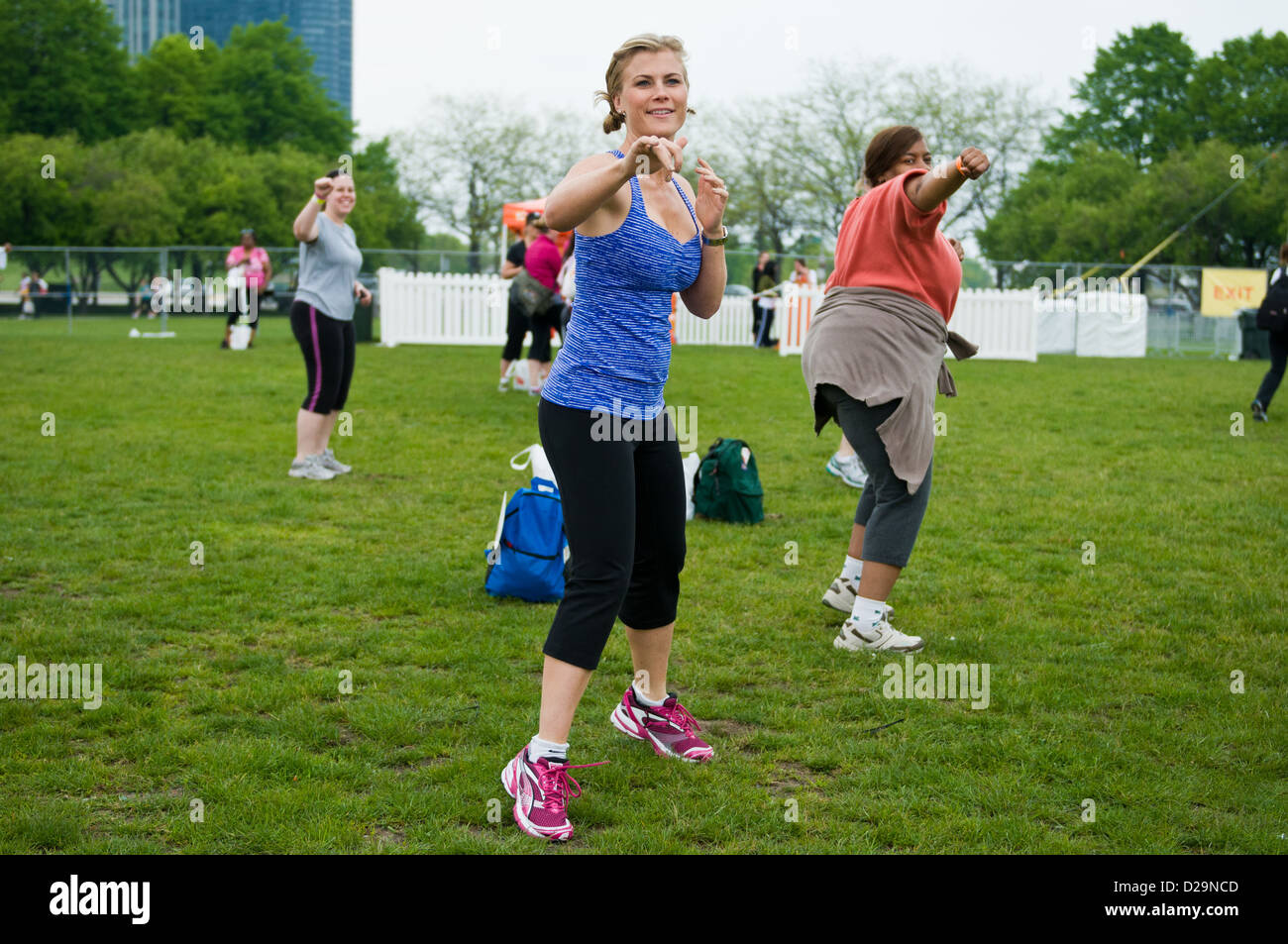 CHICAGO - 21. Mai: Alison Sweeney besucht selbst Magazin Training im Park am 21. Mai 2011 in Chicago. Stockfoto