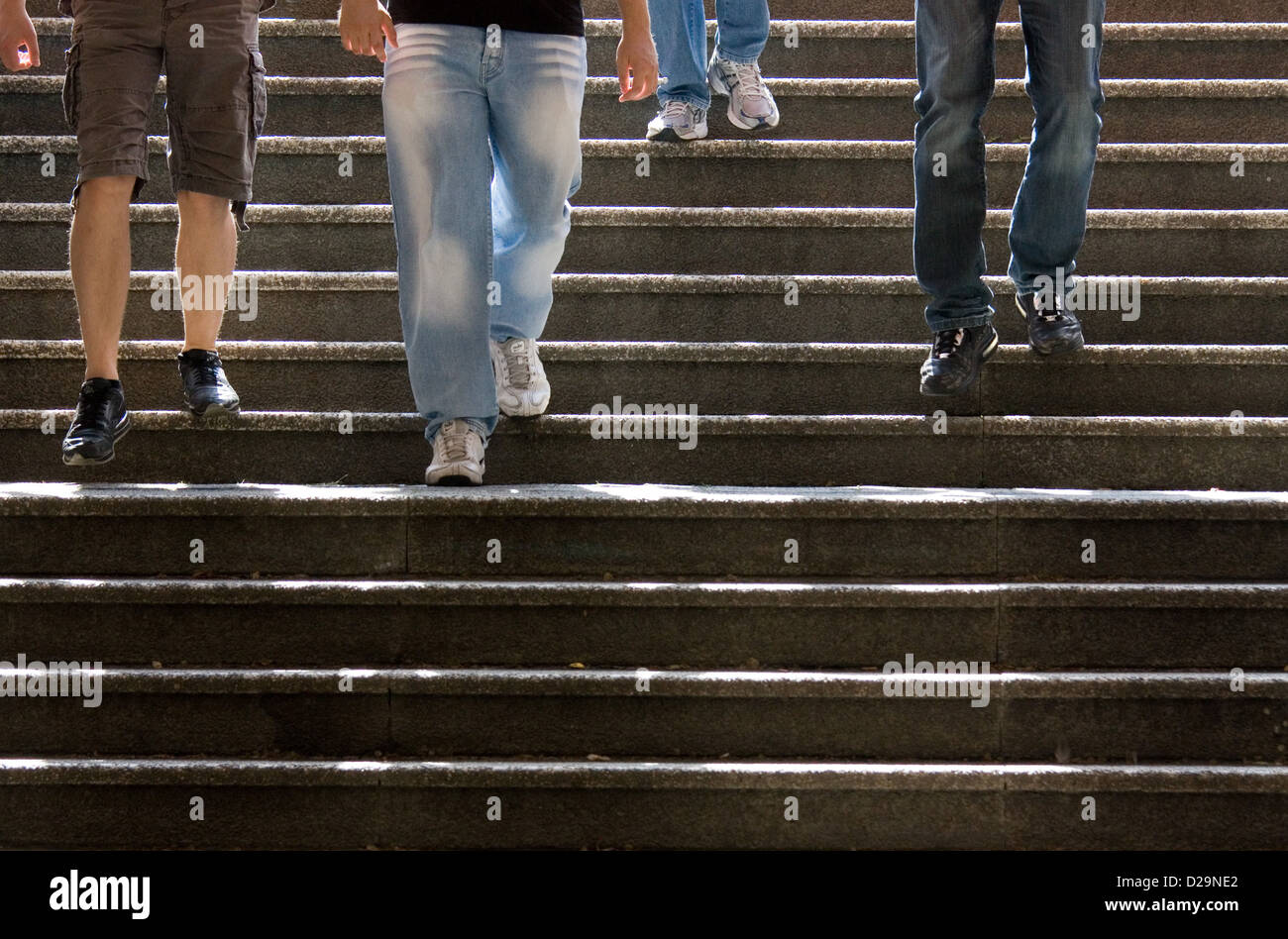 Berlin, Deutschland, gehen junge Menschen die Treppe hinunter Stockfoto