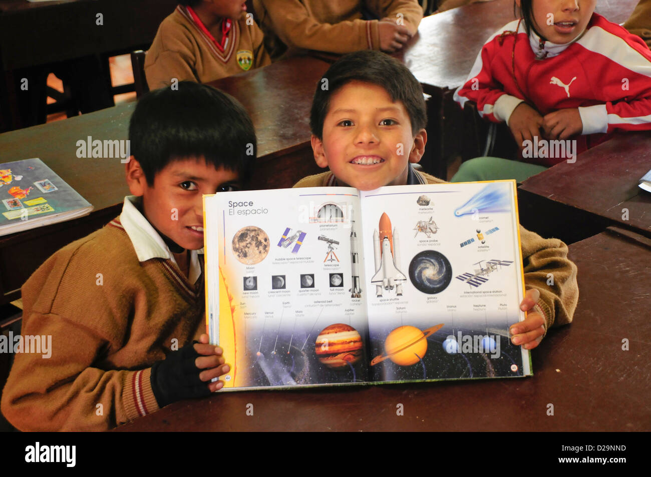 Zwei Jungs zeigen ihre Raum-Buch, Urubamba, Peru Stockfoto