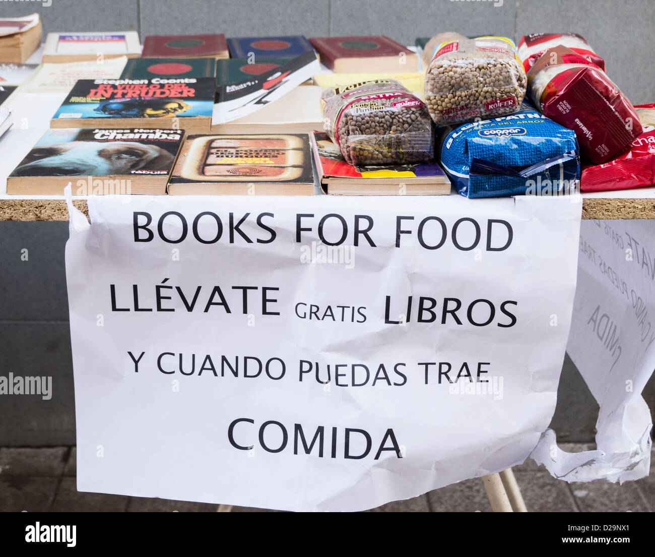 Gemeinde anti-Sparmaßnahmen Bücher für Lebensmittel-Kampagne in Las Palmas, Gran Canaria, Kanarische Inseln, Spanien Stockfoto