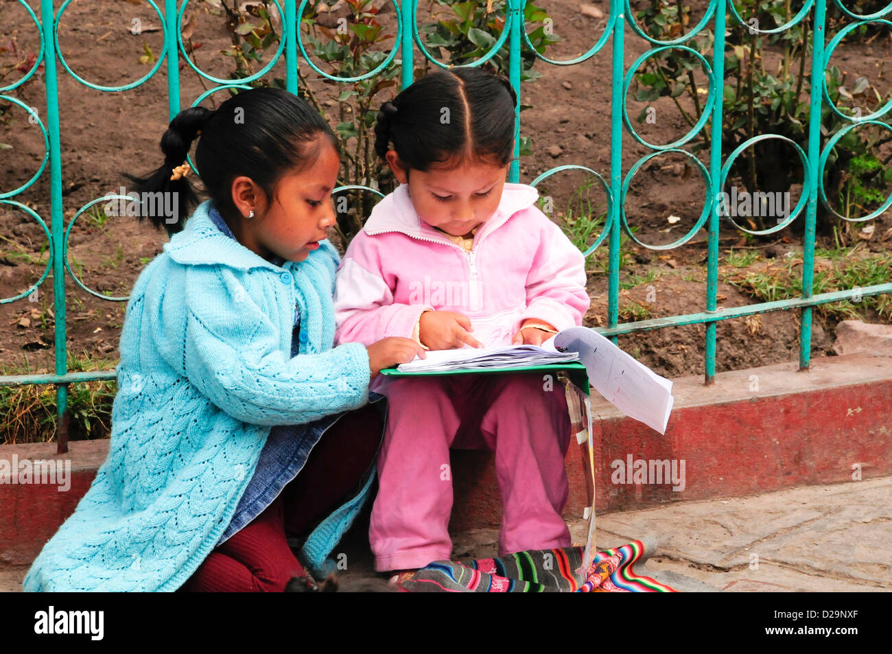 Junge Mädchen lesen, Peru Stockfoto