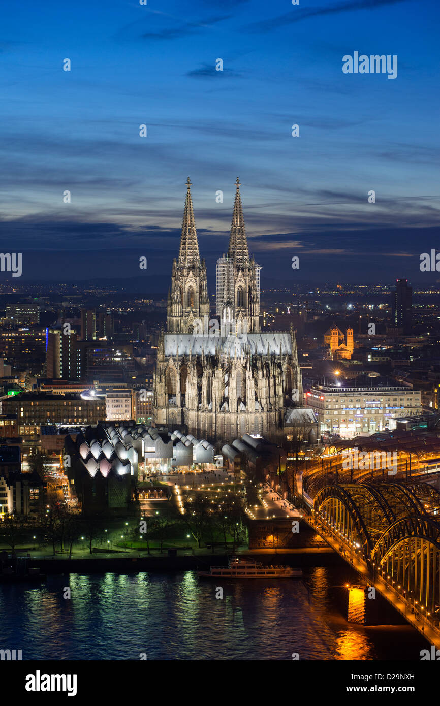 Abends Blick auf Skyline von Köln mit prominenten beleuchteten Kathedrale Stockfoto