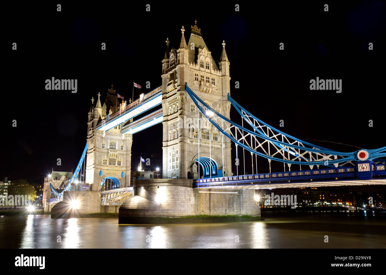Beleuchtete Tower Bridge bei Nacht, London, England Stockfoto