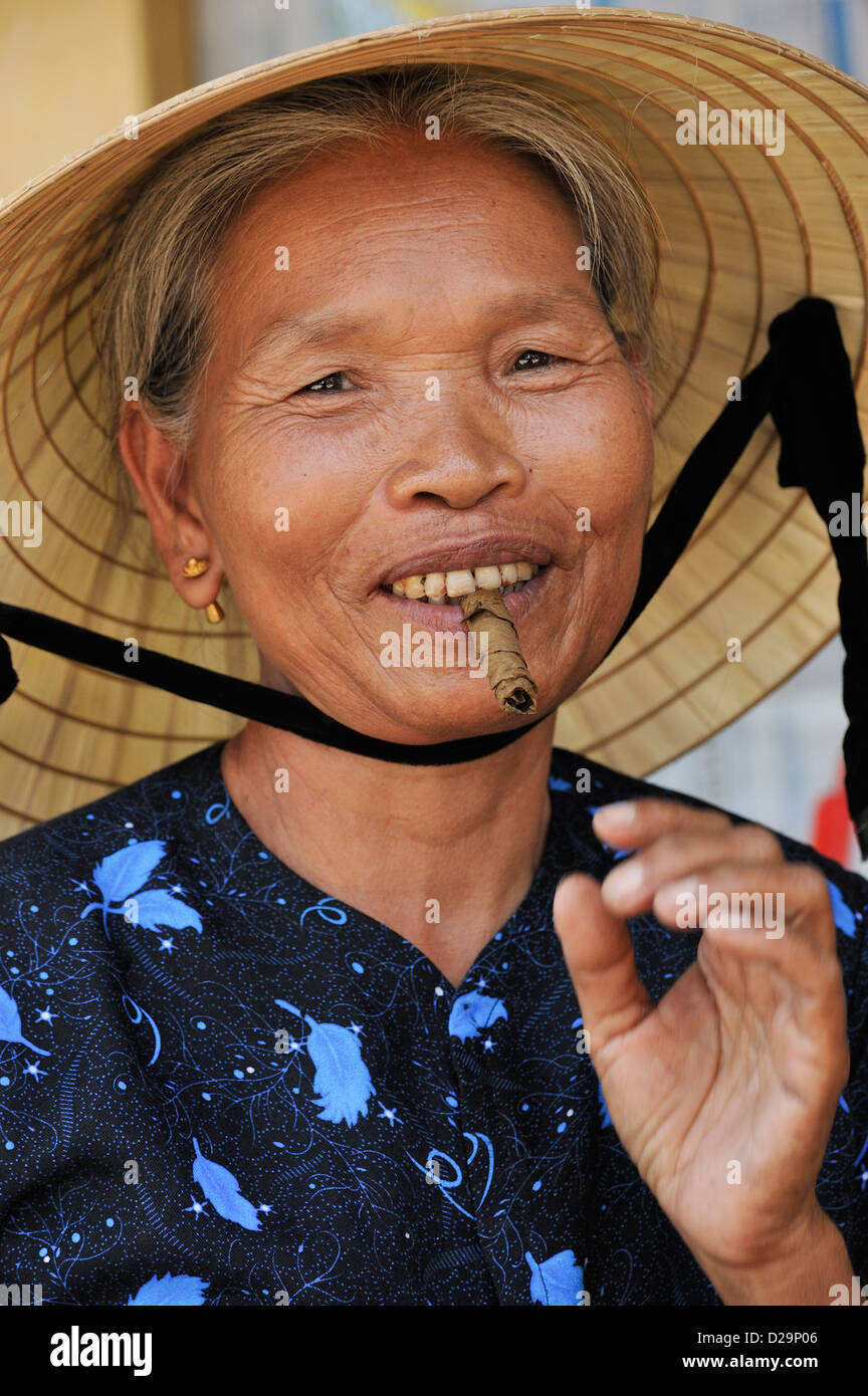 Ältere Frau raucht eine Zigarre in Nam Dong, Vietnam Stockfoto