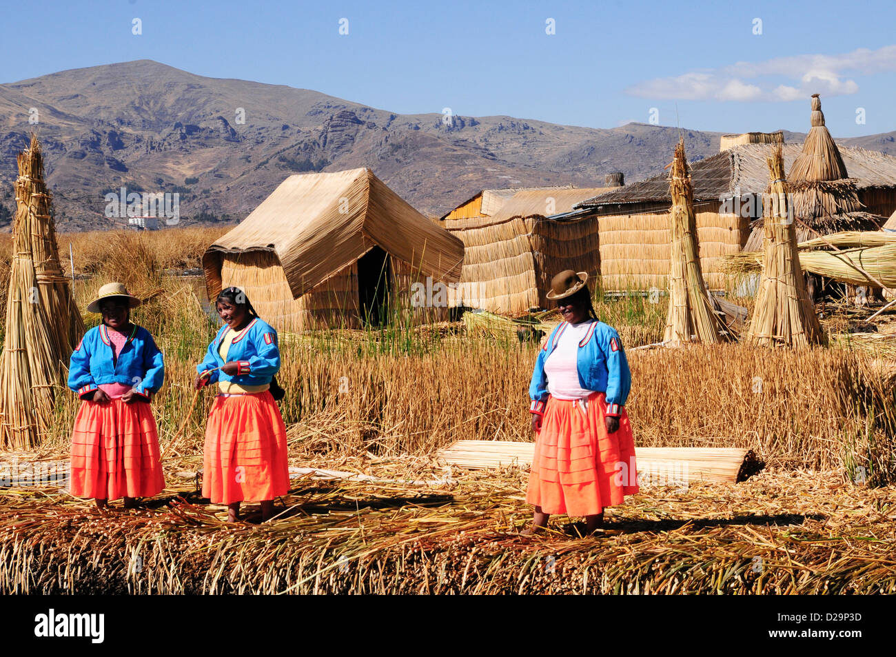 Dorfbewohner auf schwimmenden Insel, Titicacasee, Peru Stockfoto