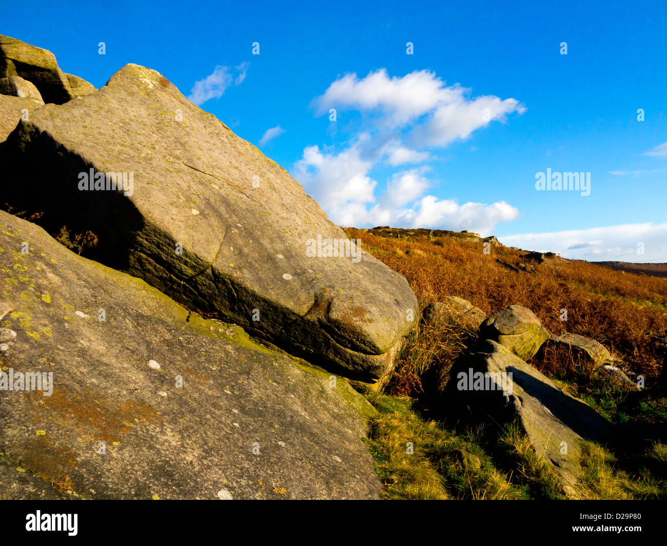 Felsen und ländliche Landschaft im Spätherbst an Burbage Brücke in der Nähe von Hathersage im Peak District Nationalpark Derbyshire England Stockfoto