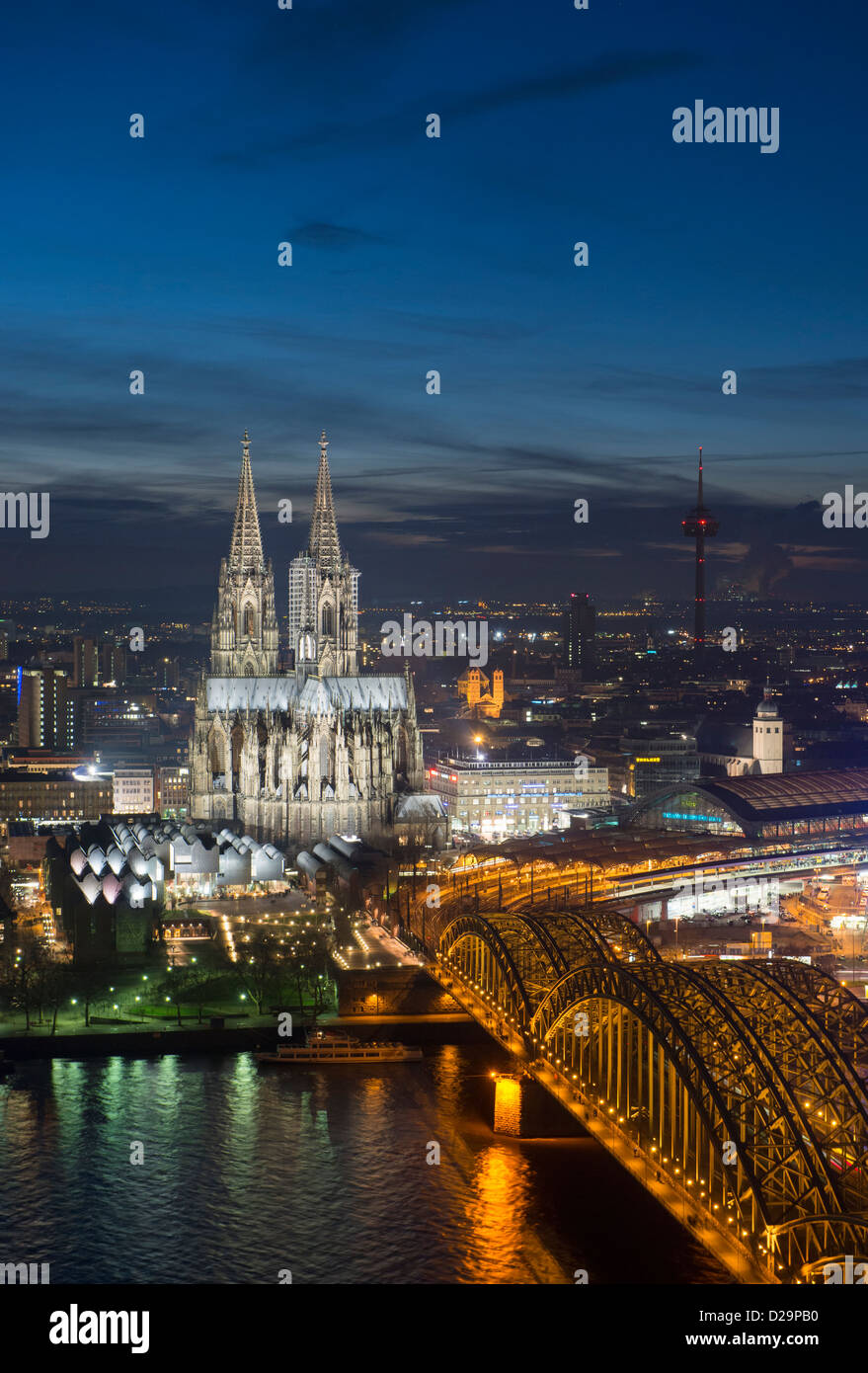 Abends Blick auf Skyline von Köln mit prominenten beleuchteten Kathedrale Stockfoto Abends Blick auf Skyline von Köln mit prominenten beleuchteten Kathedrale Stockfoto
