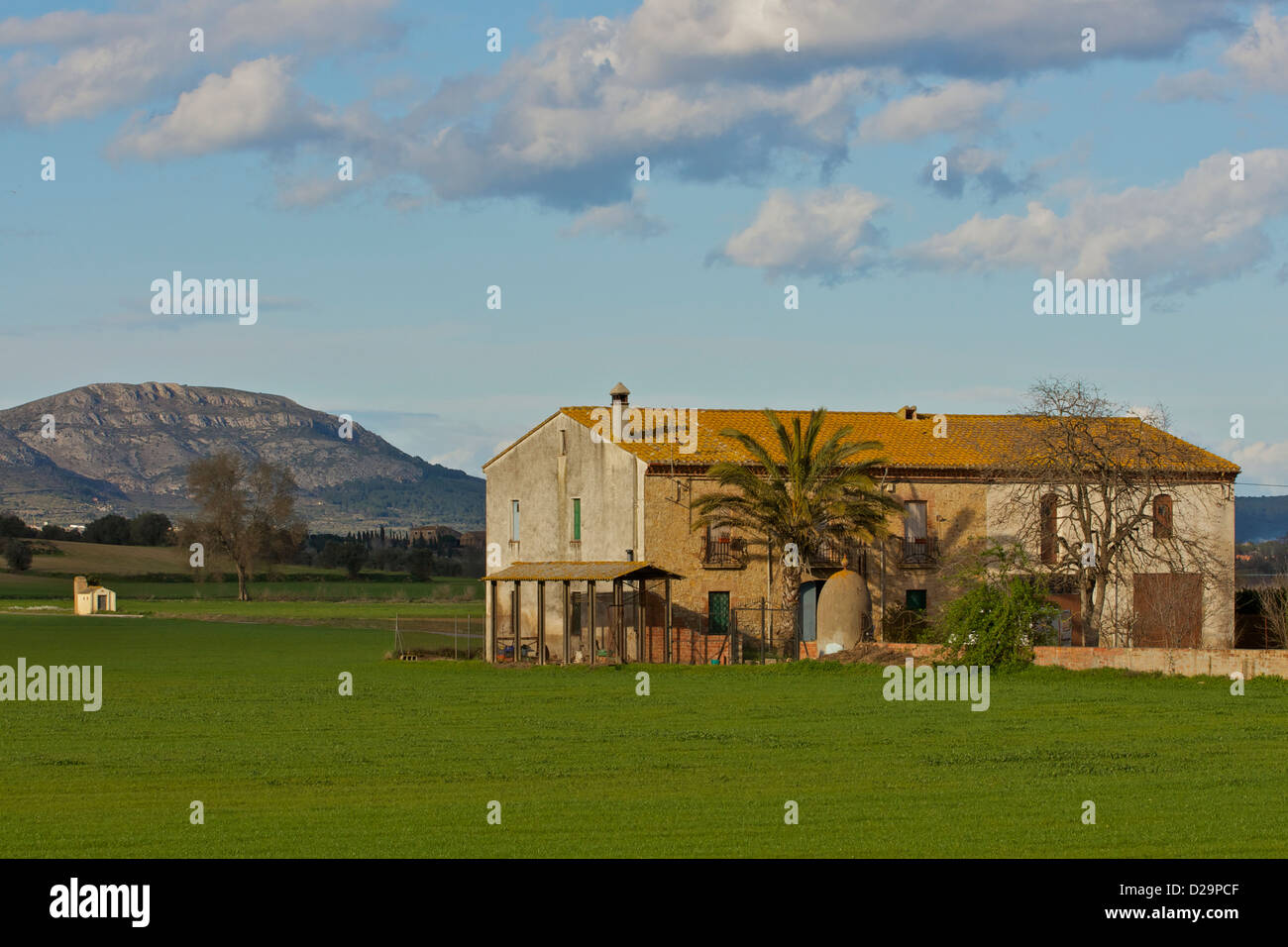 Bild von einem Ferienhaus Haus umgeben von einer grünen Wiese unter blauem Himmel fotografiert. Stockfoto