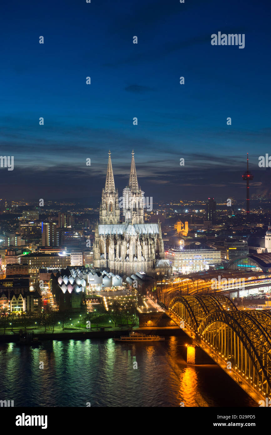 Abends Blick auf Skyline von Köln mit prominenten beleuchteten Kathedrale Stockfoto