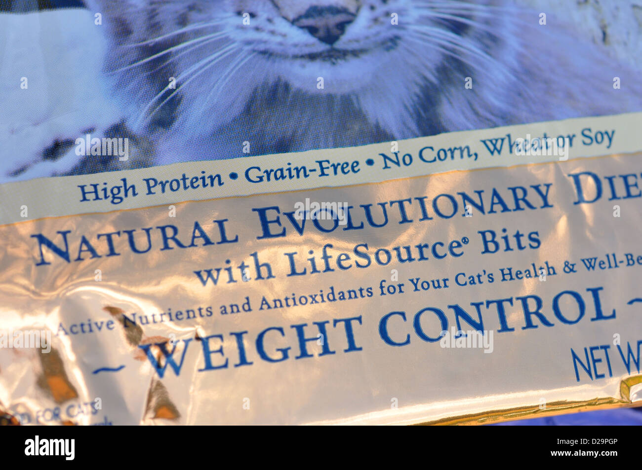 Trockenen Katzenfutter Essen Paket zeigt proteinreichen, frei von Getreide, kein Mais, Weizen oder Soja-label Stockfoto