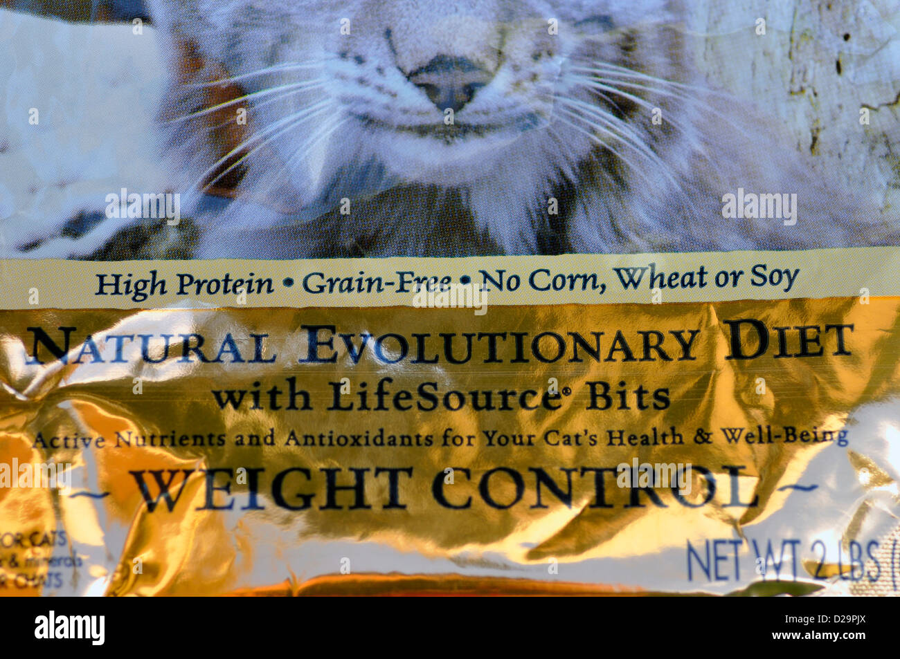 Trockenen Katzenfutter Essen Paket zeigt proteinreichen, frei von Getreide, kein Mais, Weizen oder Soja-label Stockfoto