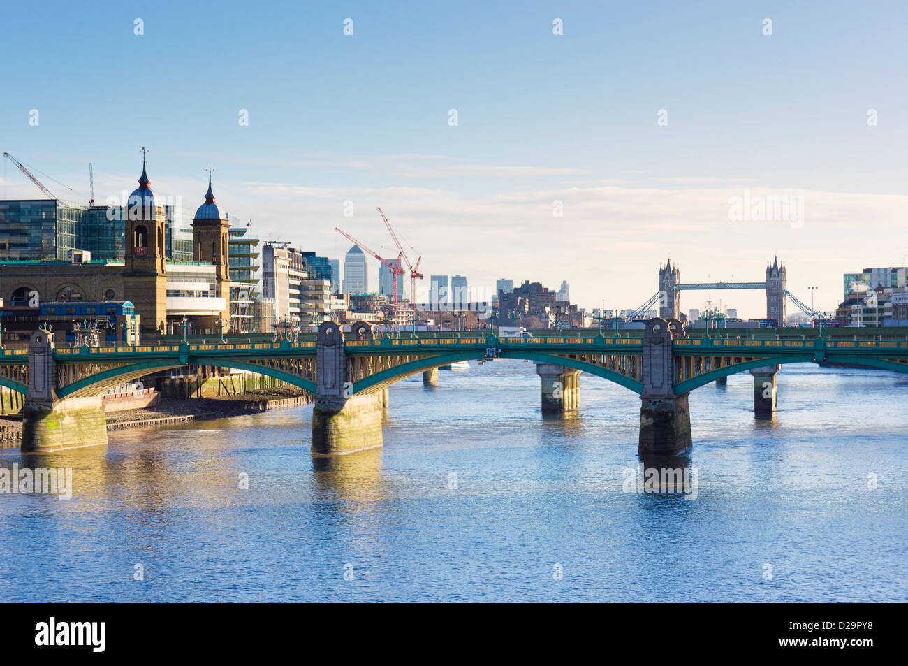 Southwark Bridge über die Themse, London, England, UK - mit Tower Bridge im Hintergrund Stockfoto