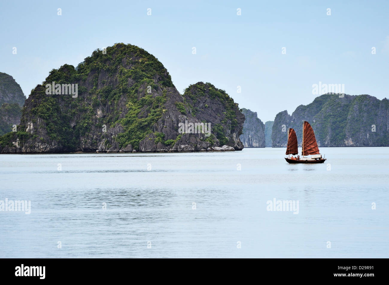 Dschunke, Halong Bucht, Vietnam Stockfoto