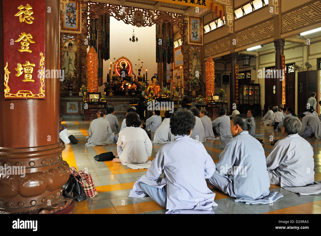 Buddhistische Frauen beten in lang Son-Pagode, Nha Trang, Vietnam Stockfoto