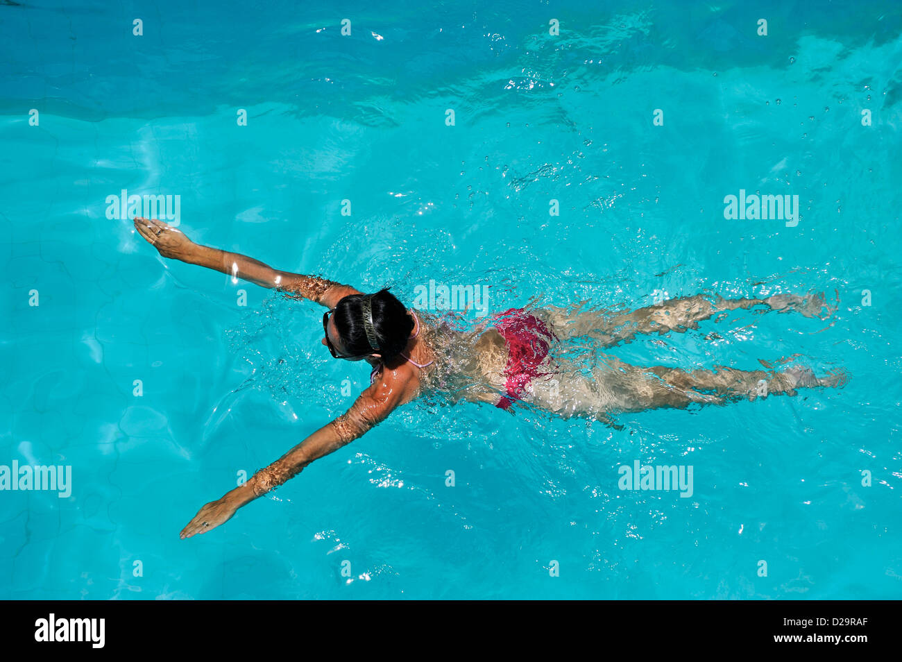 Frau in einen Hotel-Swimmingpool im freien Stockfoto