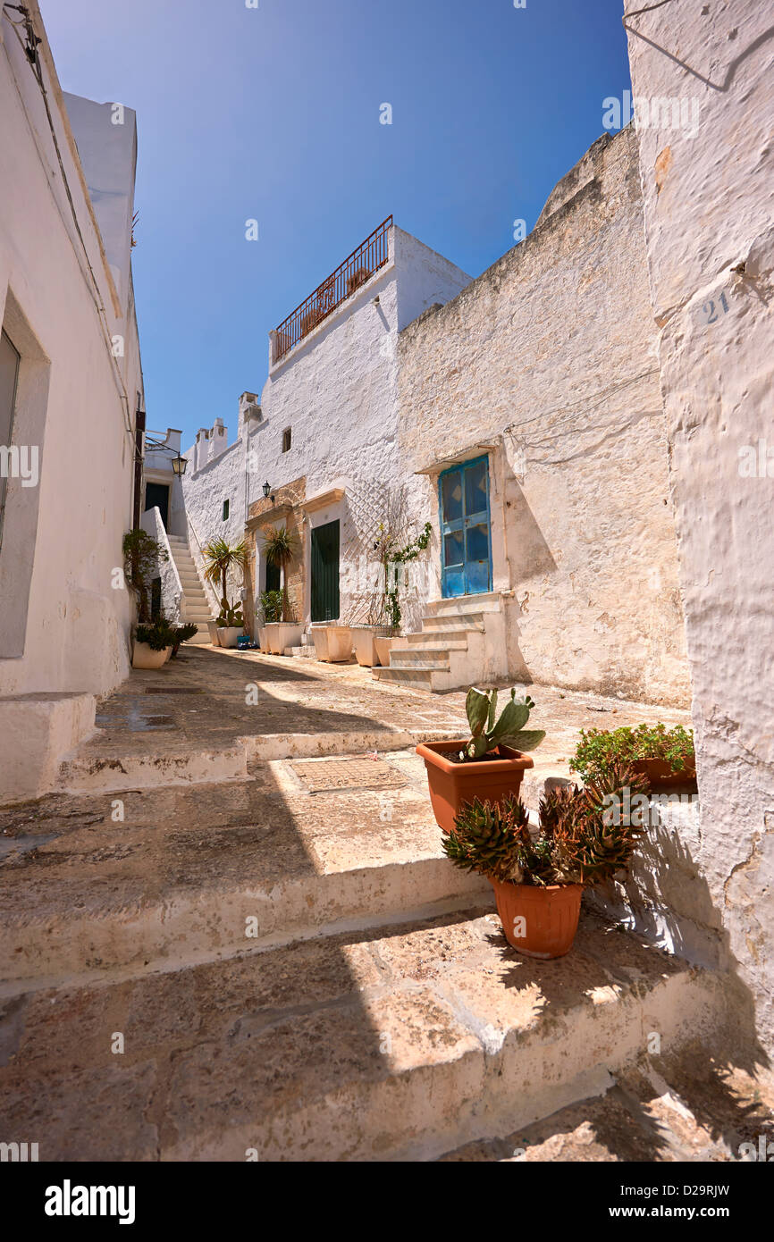 Die mittelalterlichen Gassen von Ostuni, die weiße Stadt, Apulien, Italien. Stockfoto
